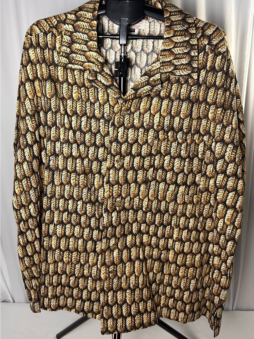 Casual Men's Button-Down Shirt in Brown Feather Print